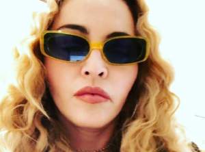 VIDEO / Fanii Madonnei cred tot mai mult că vedeta a picat în mrejele alcoolului. Cum s-a afișat artista