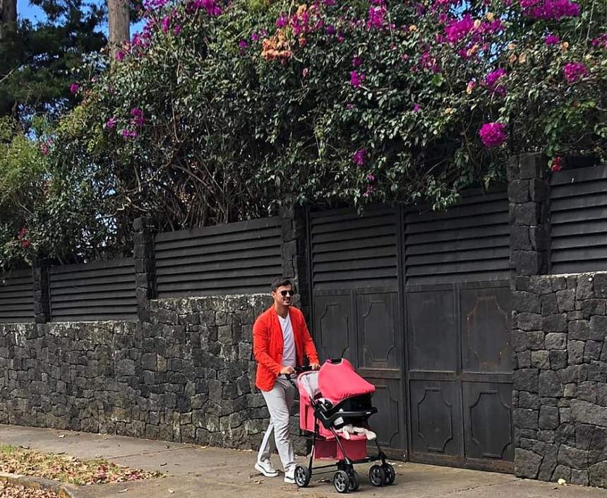 FOTO / Adrian Alexandrov şi-a scos fiica la plimbare! Cât de mândru merge pe străzile din Costa Rica