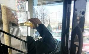 FOTO / Întâmplare fără precedent! Un şofer de autobuz din Constanţa prins în timp ce bea la volan