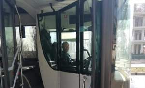 FOTO / Întâmplare fără precedent! Un şofer de autobuz din Constanţa prins în timp ce bea la volan