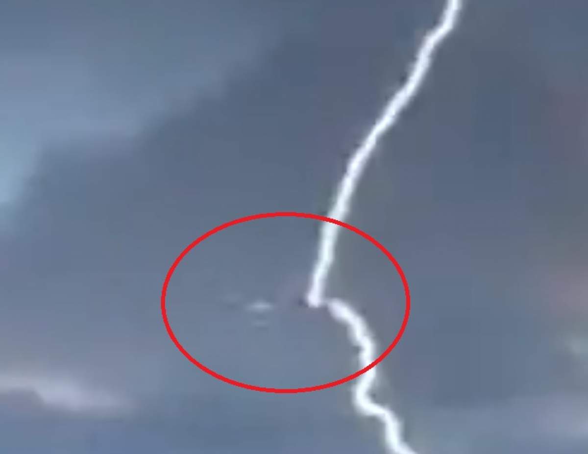 VIDEO / Panică în aer! Un avion TAROM a fost lovit de un fulger
