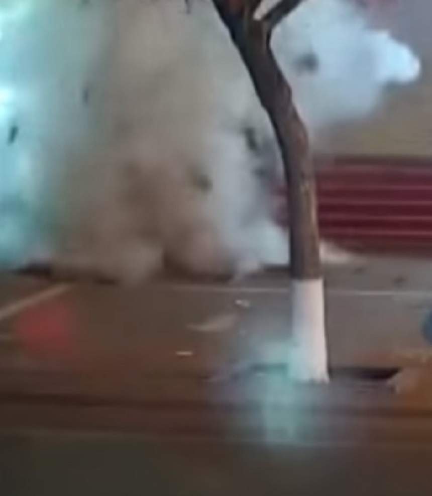 VIDEO / Un copil a aruncat o petardă în canalizare. Este de-a dreptul incredibil ce a urmat