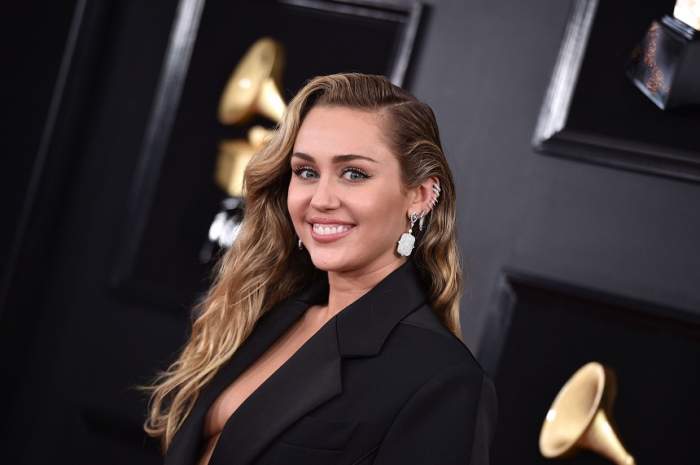 FOTO / Miley Cyrus, la un pas de accident vestimentar la Premiile Grammy! Artista a purtat un decolteu de infarct