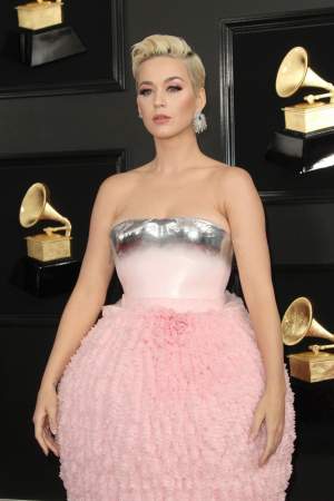 FOTO / Katy Perry s-a îmbrăcat precum o "sticlă de parfum" la Premiile Grammy! Rochia artistei, desființată de critici