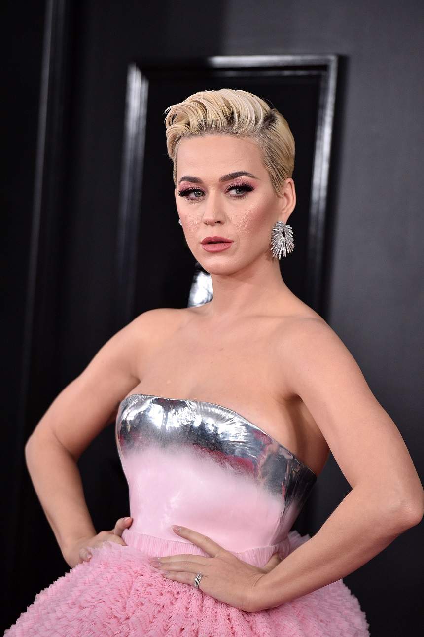 FOTO / Katy Perry s-a îmbrăcat precum o "sticlă de parfum" la Premiile Grammy! Rochia artistei, desființată de critici