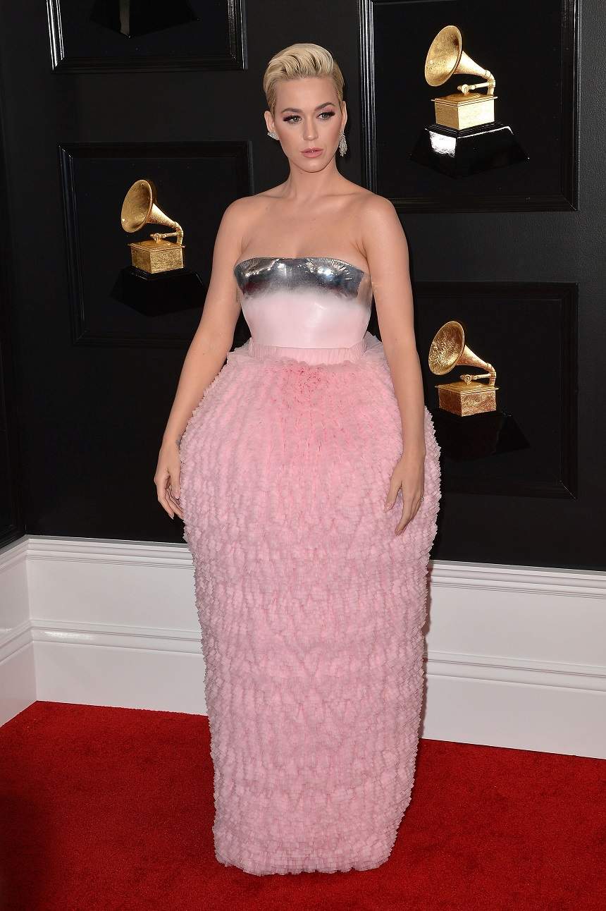 FOTO / Katy Perry s-a îmbrăcat precum o "sticlă de parfum" la Premiile Grammy! Rochia artistei, desființată de critici