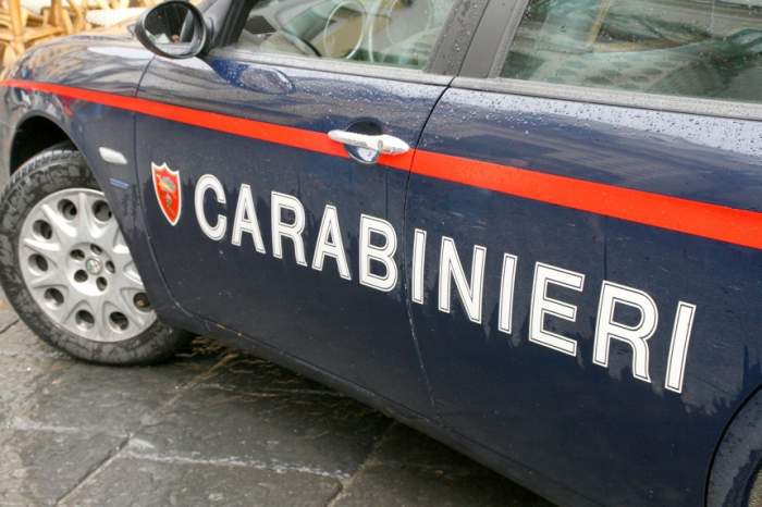 Un român din Italia şi-a bătut soţia şi copilul de 6 ani, care încerca să-şi apere mama, în faţa restaurantului unde fuseseră
