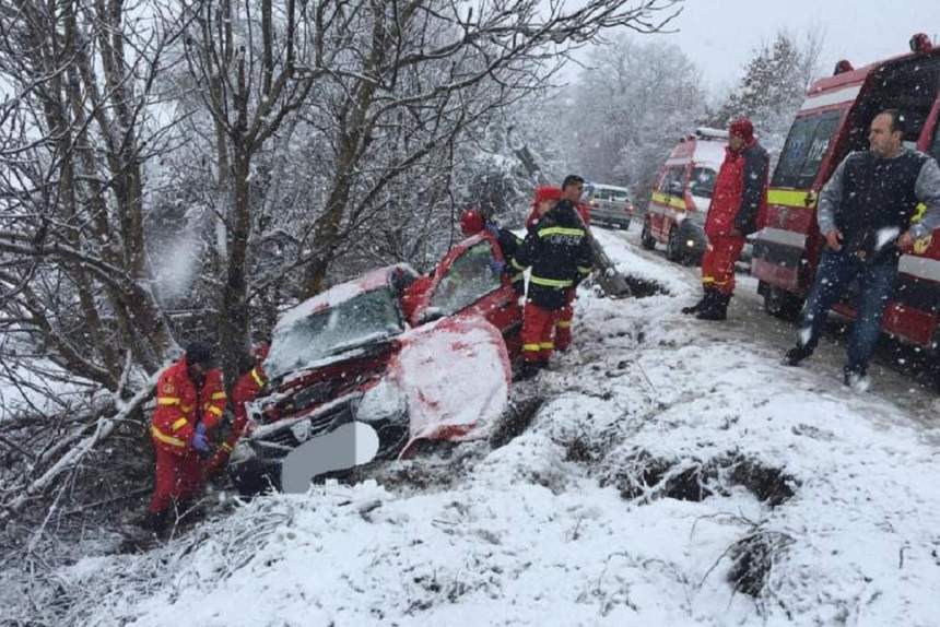 FOTO / Accident terifiant între Sibiu şi Agnita. Un bărbat și-a pierdut viața după ce s-a izbit de un copac