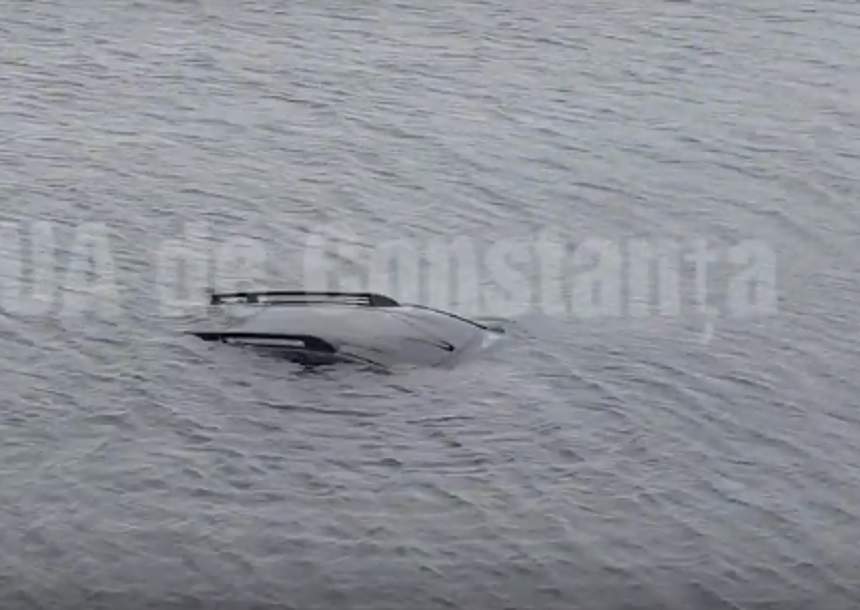 VIDEO / Telefonul la volan face o altă victimă! Un șofer neatent a plonjat cu mașina în mare