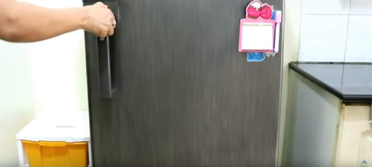 S-au dus în vizită la mama lor, au deschis frigiderul şi au sunat imediat la Poliţie. Femeia neagă orice acuzaţie