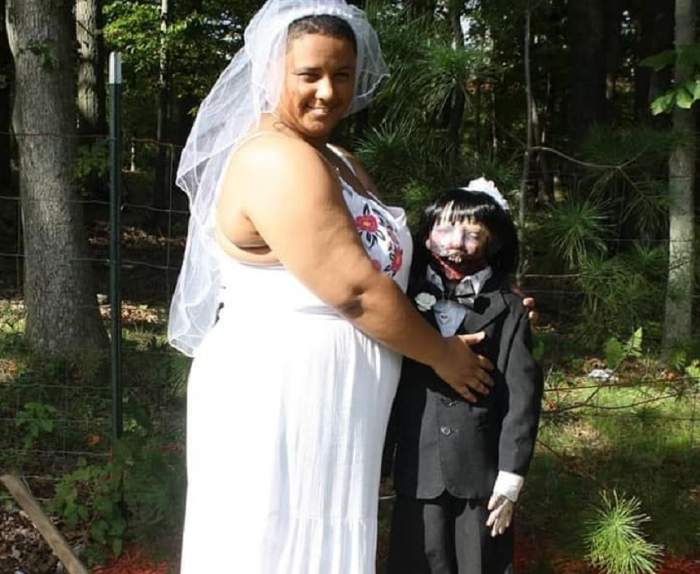 FOTO / Tânăra îndrăgostită de păpușa ei zombie s-a căsătorit cu „aleasa” ei: „Ceremonia a fost perfectă”