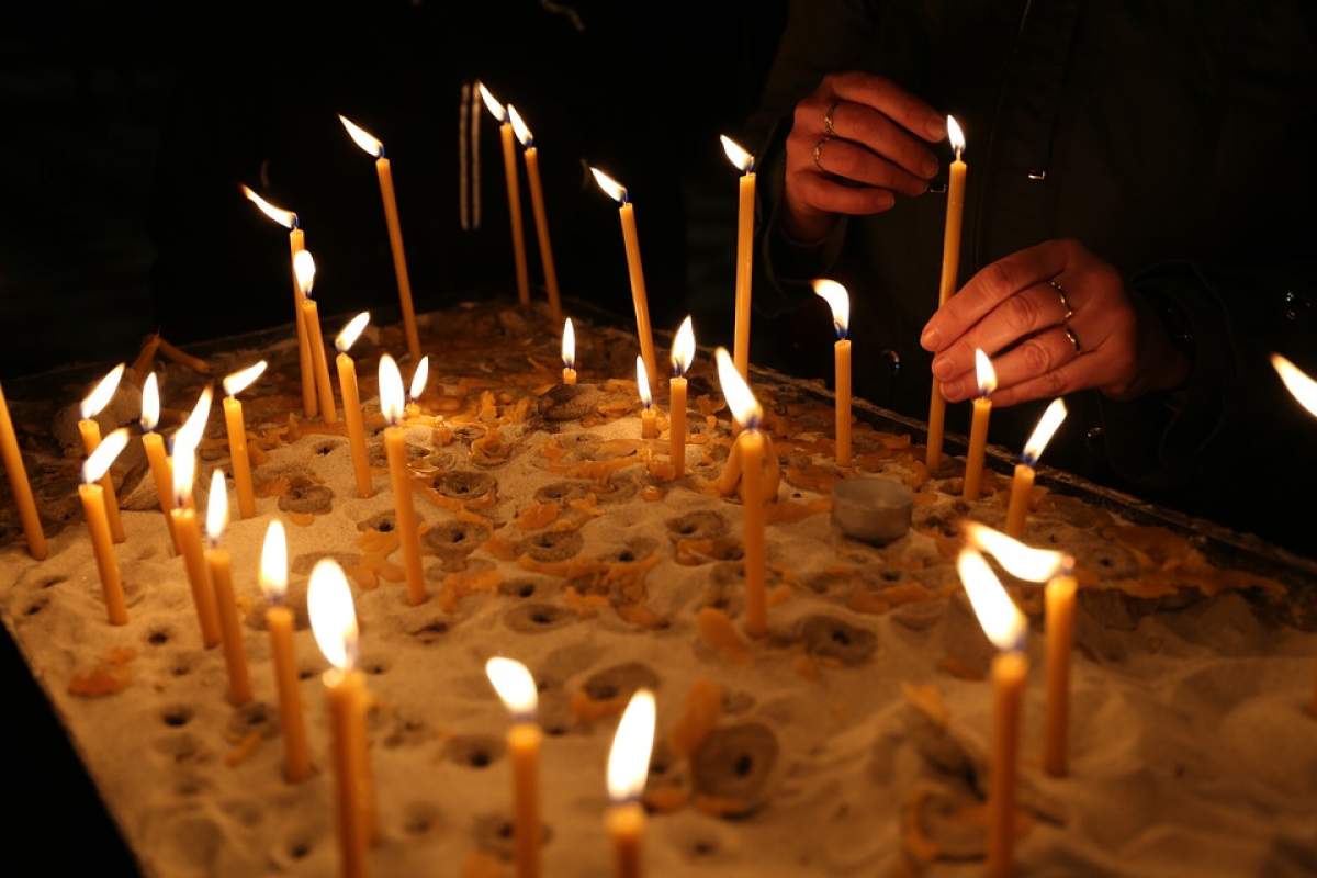 Aprinzi 24 de lumânări la biserică? Preoții explică de ce este un mare păcat