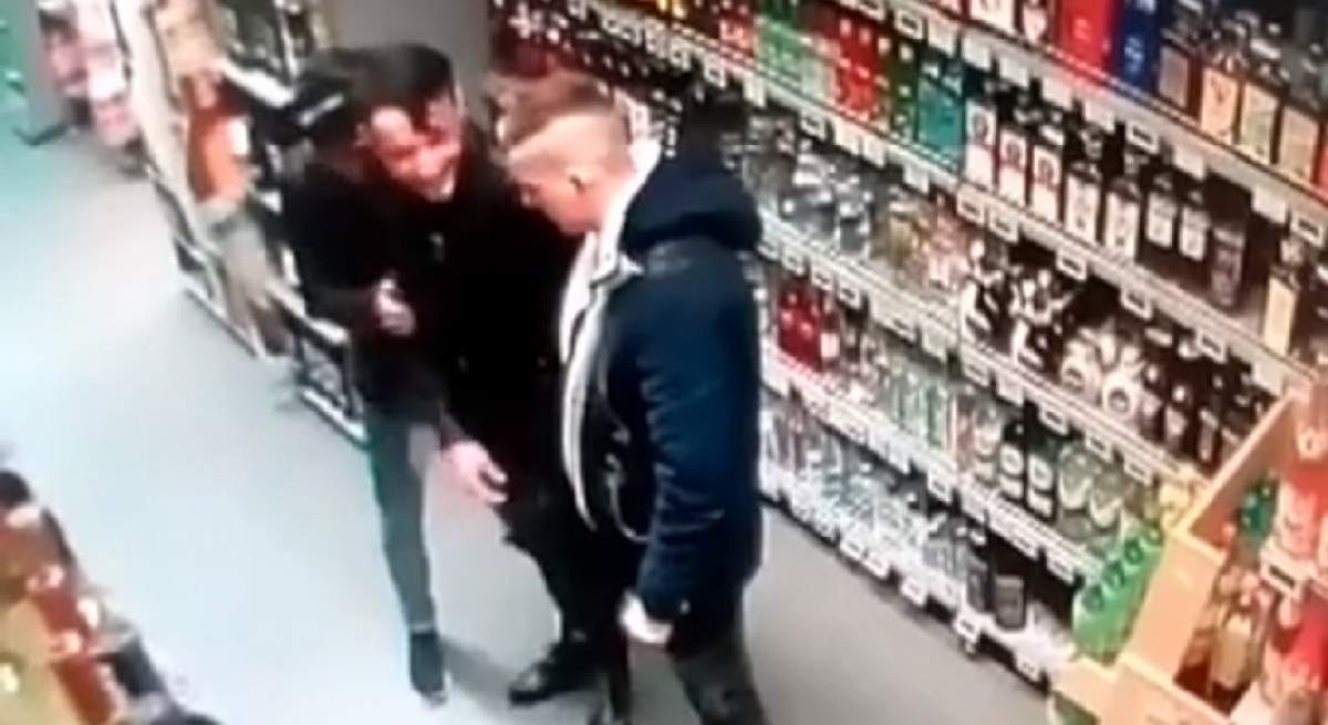 VIDEO / Bătrân agresat de trei tineri, într-un magazin din Capitală. Autorităţile cer ajutorul populaţiei