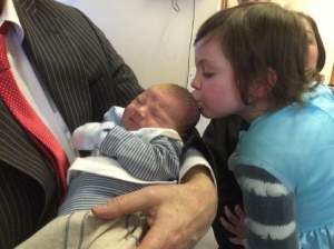 Bebeluş salvat de la moarte cu un simplu sărut! Cum l-a readus la viaţă surioara lui