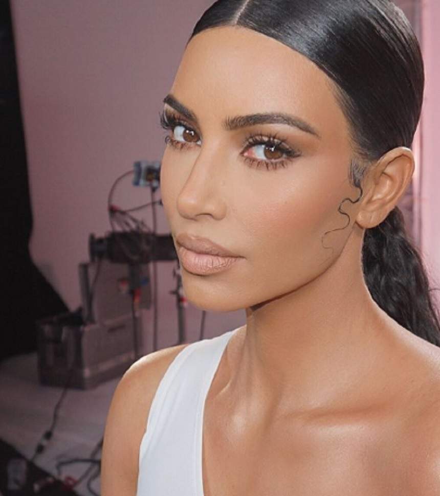 FOTO / Kim Kardashian, cu corpul și fața pline de bube! Starleta se luptă de ani de zile cu o boală grea