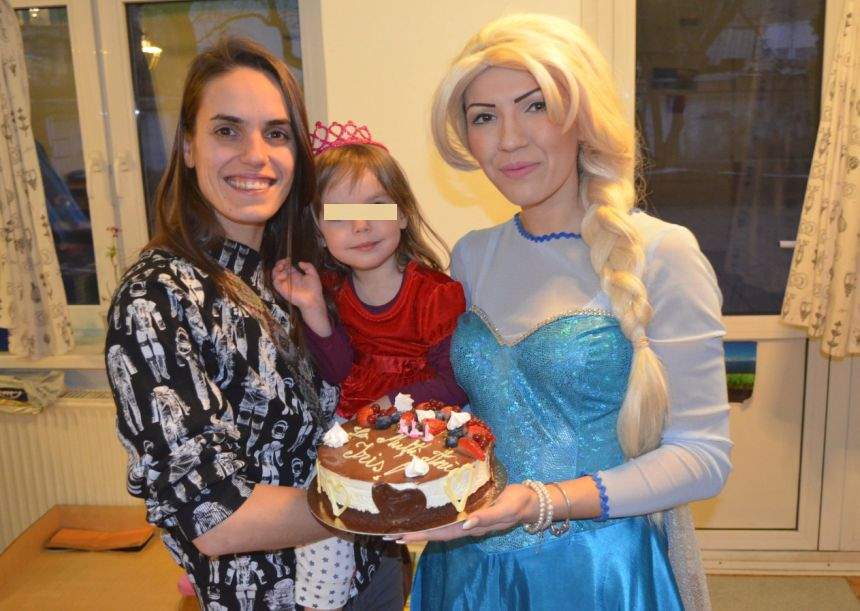 Fetiţa Nicoletei Cîrjan, tânăra care susţine că a făcut copilul cu fostul Principe Nicolae, a împlinit 3 ani. Urarea emoţionantă a mamei sale