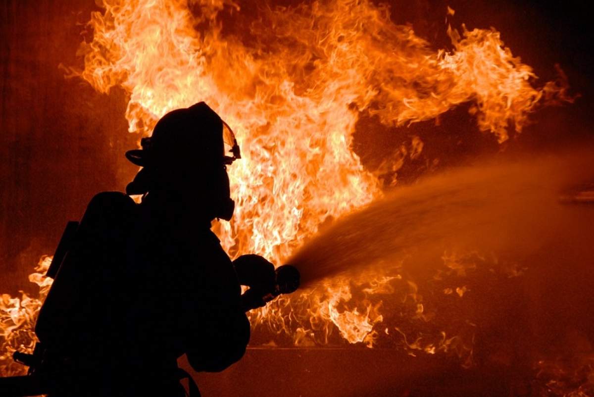 Culmea tupeului! Un tânăr din Suceava și-a incendiat casa și a plecat în oraș
