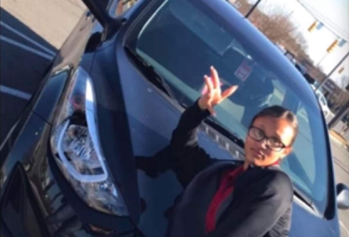 VIDEO / A dat cu maşina peste iubita fostului partener şi apoi şi-a făcut un selfie. Ce pedeapsa a primit tânăra