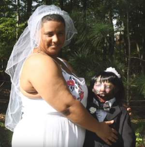 Tânăra care s-a căsătorit cu păpușa ei zombie susține că au „consumat” deja mariajul: „Ea joacă rolul bărbatului”