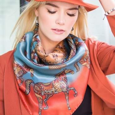 Cele mai apreciate eșarfe de mătase create de designeri italieni