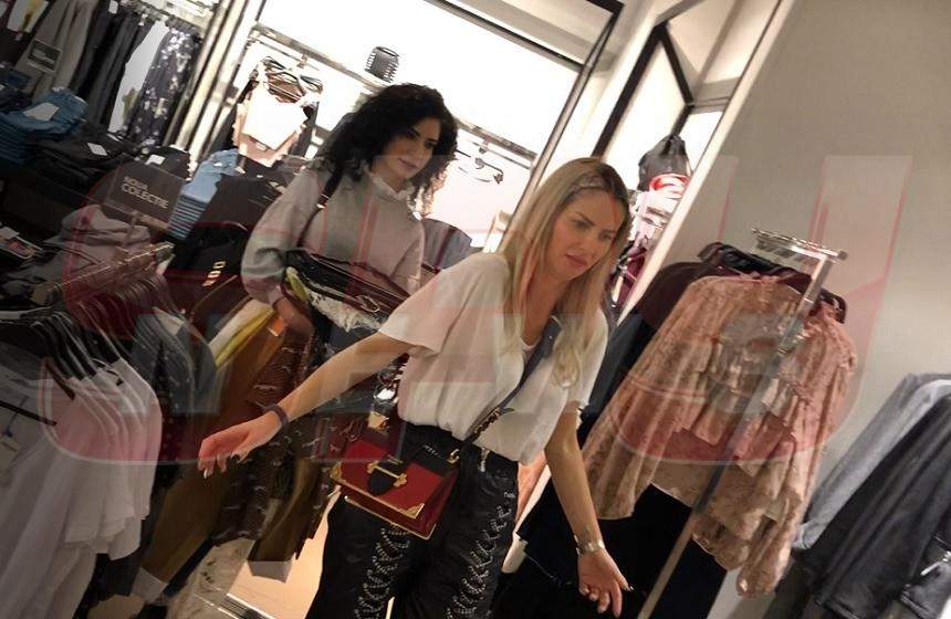 VIDEO PAPARAZZI / Din doar câteva mişcări, te face să cazi pe scări! Andreea Bănică s-a jucat cu imaginaţia bărbaţilor într-un mall din Capitală