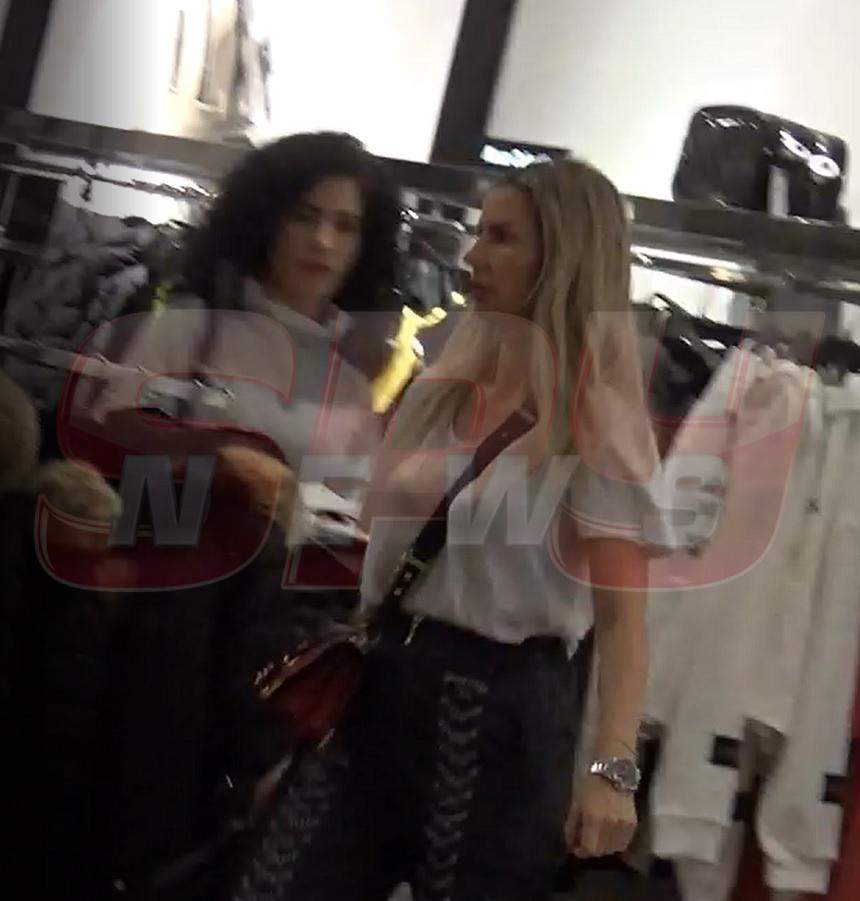 VIDEO PAPARAZZI / Din doar câteva mişcări, te face să cazi pe scări! Andreea Bănică s-a jucat cu imaginaţia bărbaţilor într-un mall din Capitală