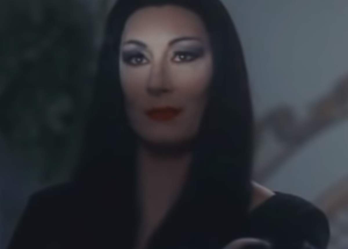 FOTO / O mai știi pe Morticia, din familia Addams? Așa arată actrița Anjelica Huston, la 67 de ani