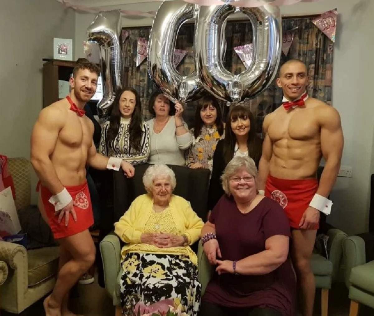 VIDEO / La 100 de ani, o bătrânică și-a petrecut ziua de naștere în compania unor stripperi. "A început să îi ciupească"