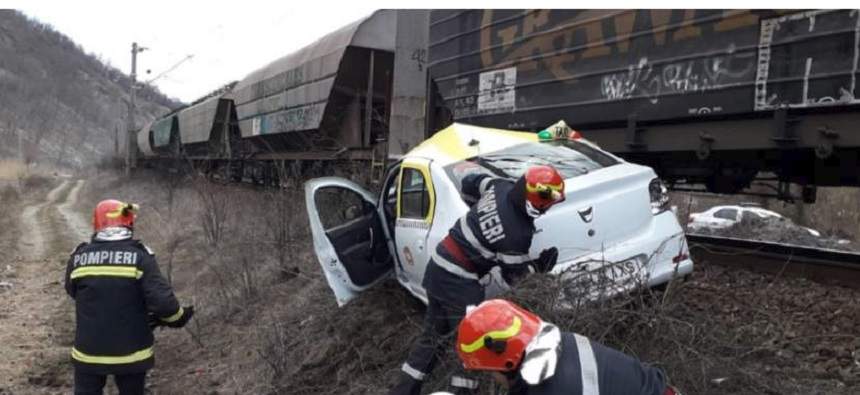 Accident cumplit în Orșova! Un taxi a fost spulberat de un tren, după ce șoferul a forțat trecerea peste calea ferată