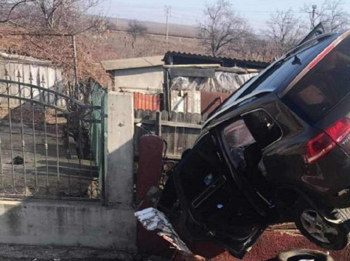 O şoferiţă de 23 de ani a urcat un bolid pe gardul unei gospodării din Vrancea, după ce a lovit o fetiţă de 7 ani