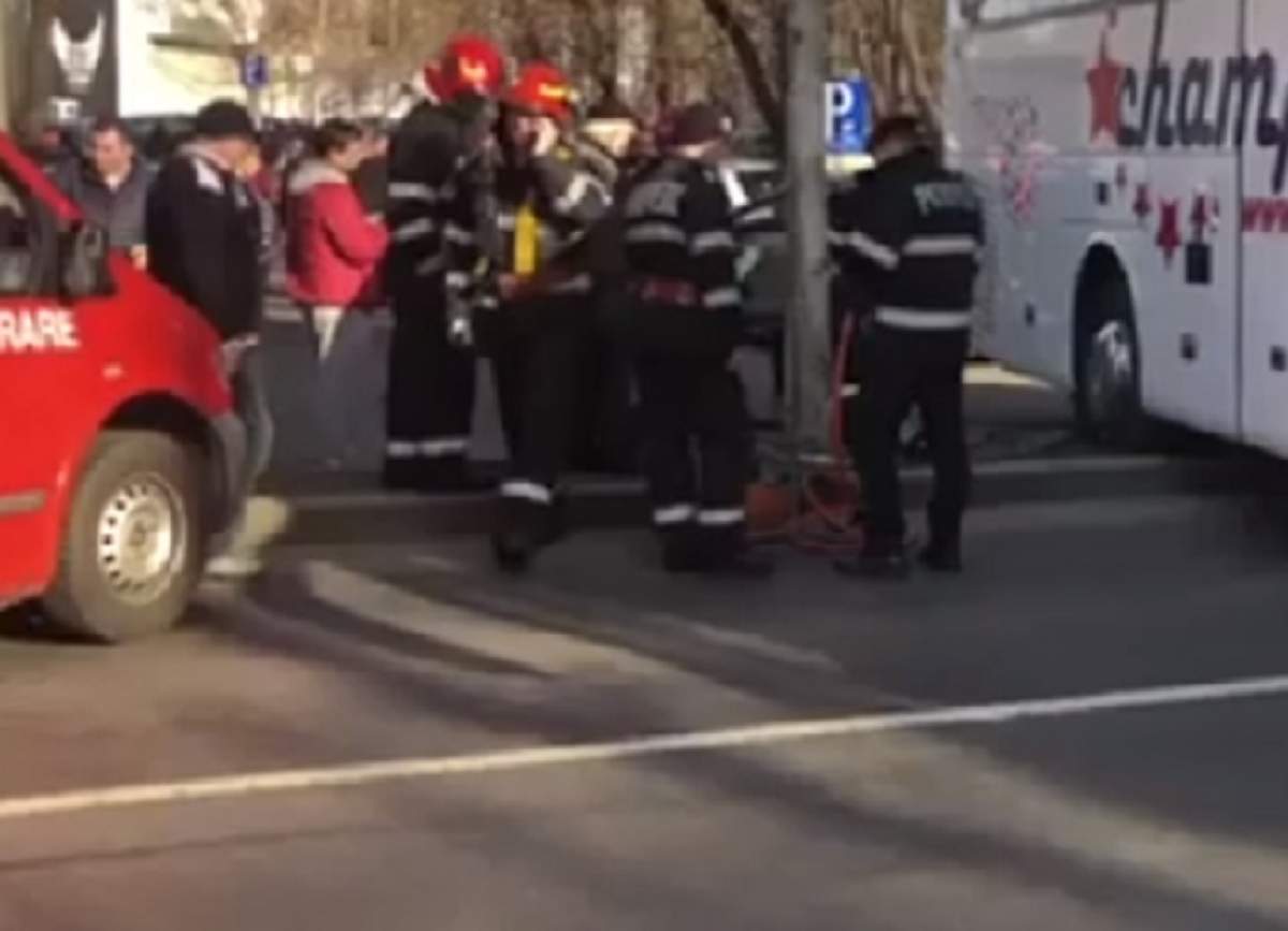 VIDEO / Bulevardul Kiseleff este blocat, după ce o persoană a fost prinsă sub autocar