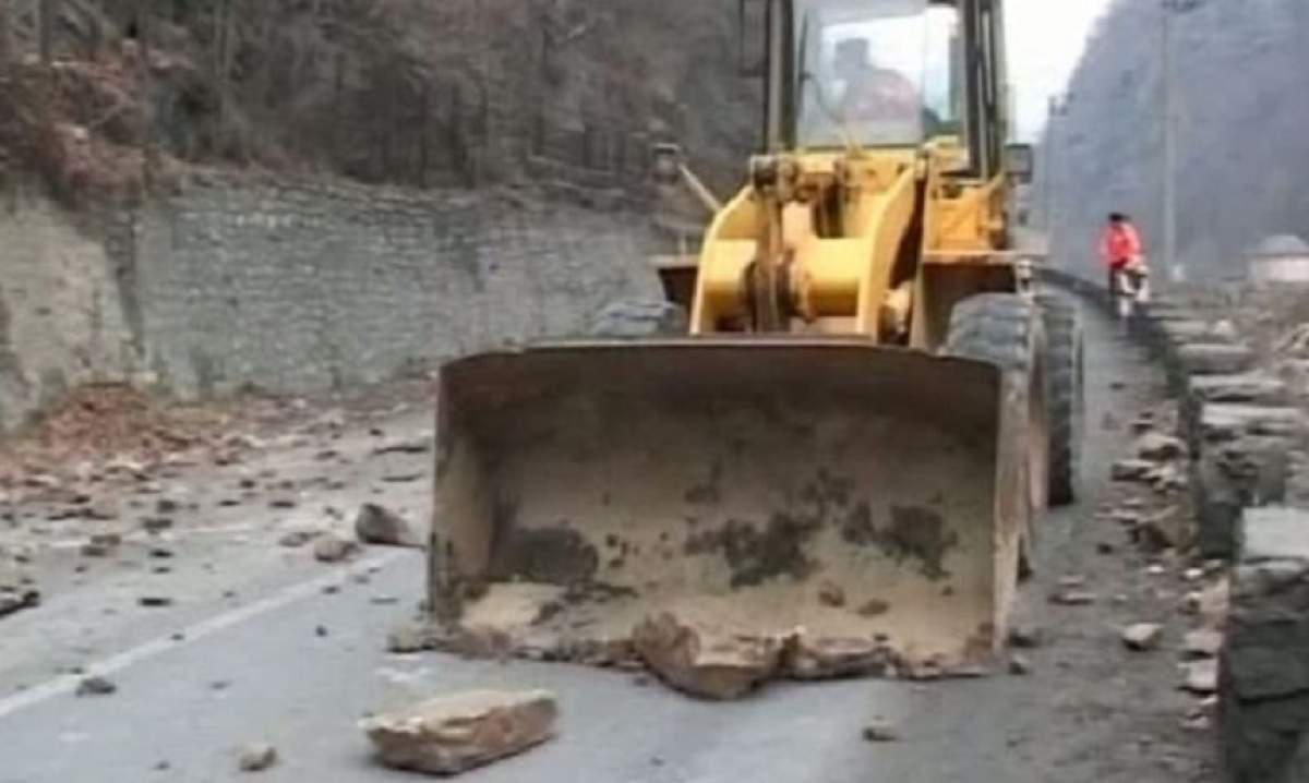 Pietrele căzute pe asfalt bagă şoferii în sperieţi! O maşină a fost distrusă pe DN1, între Buşteni şi Predeal