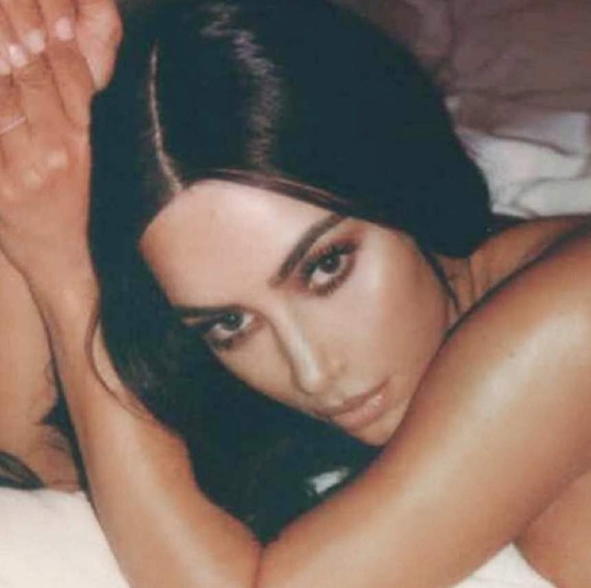 FOTO / Kim Kardashian, apariție de infarct la un eveniment! A apărut în sânii goi pe covorul roșu