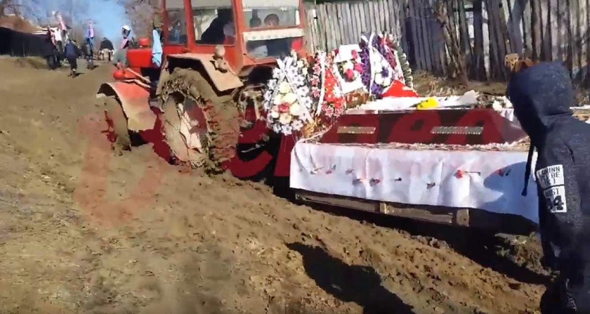 VIDEO / Mortul dus la groapă cu tractorul a rămas împotmolit în noroi. Se întâmplă în Vaslui
