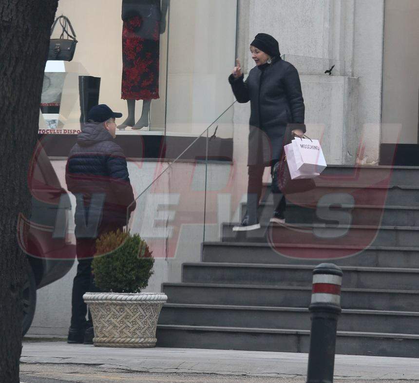 VIDEO PAPARAZZI / Are soţul şomer, dar îşi face toate poftele! Pe ce a risipit nevasta lui Mircea Lucescu o groază de bani