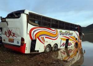 VIDEO / Accident grav în Bolivia! Un autocar s-a făcut praf lăsând în urmă 24 de morţi