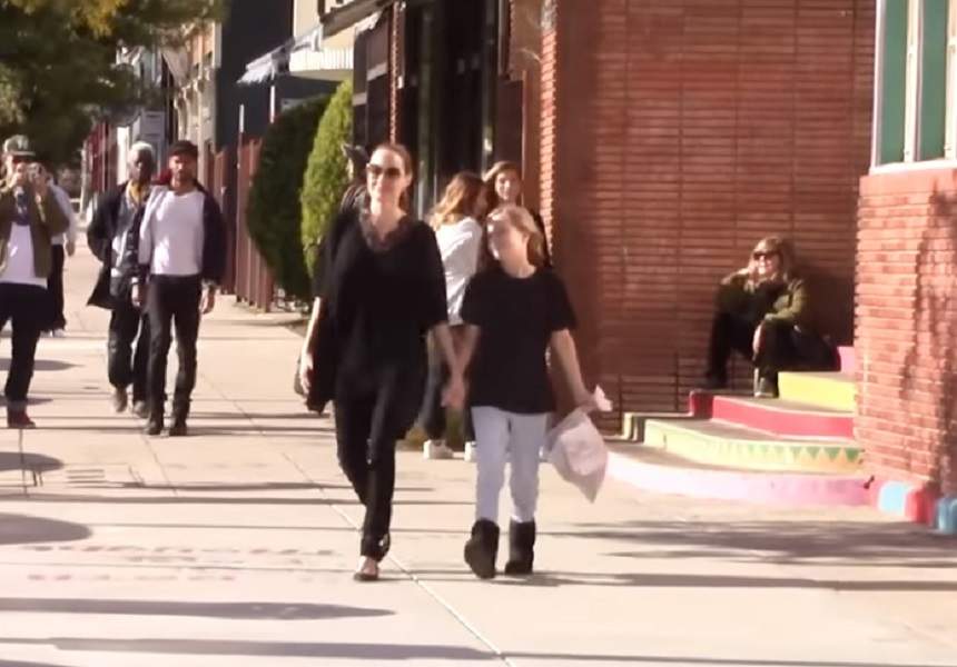 VIDEO / Angelina Jolie strânge portofelul! Actriţa le-a făcut cumpărăturile copiilor de la un discounter