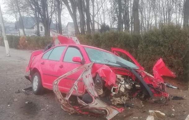 Accident teribil în Suceava. O mașină a ajuns un morman de fiare, după ce șoferul a pierdut controlul volanului