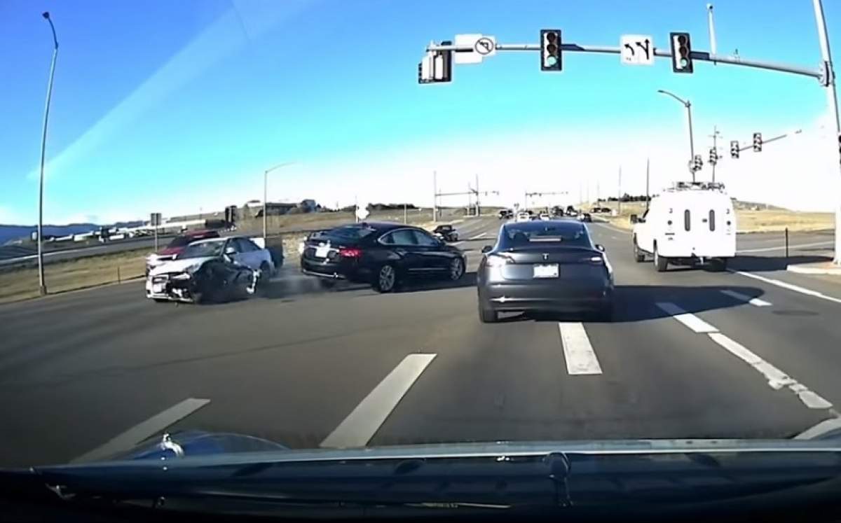 VIDEO / Este de-a dreptul incredibil! O maşină fără şofer a evitat un accident