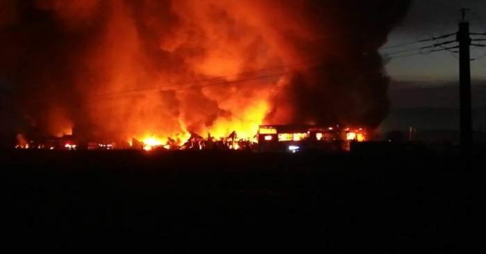 VIDEO / Explozii în lanţ şi incendiu de proporţii la Alba Iulia! Cea mai mare fabrică de condimente arde din temelii