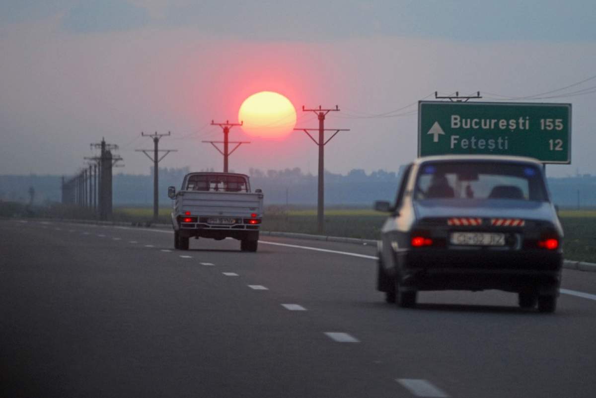 Autostrada Soarelui este blocată, după ce un şofer a rămas fără frâne şi s-a răsturnat cu TIR-ul, în şant