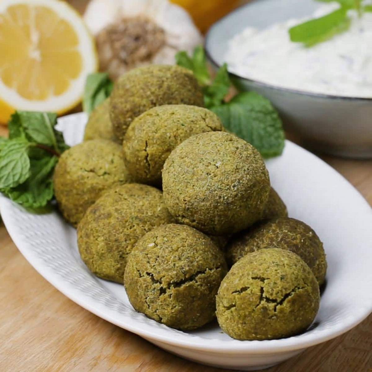 REŢETE orientale: Falafel copt cu sos tzatziki