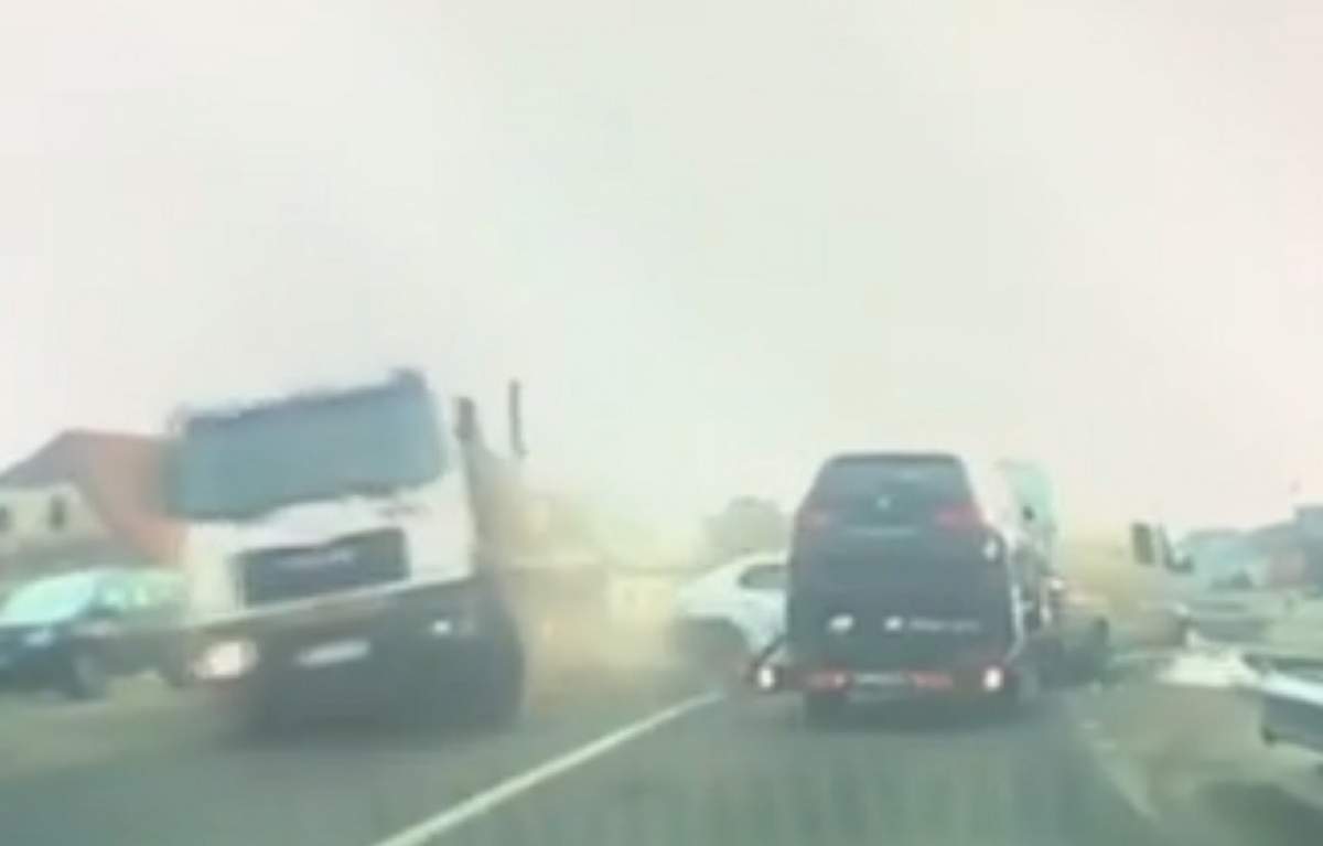 Video şocant! O basculantă a intrat în plin într-un autoturism lovit din spate, în Bistriţa