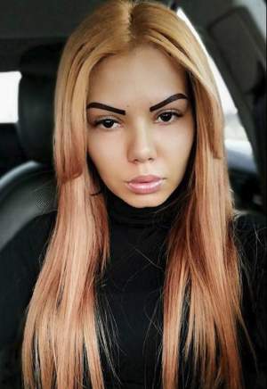 Părul blond, sprâncenele negre! Beyonce de România, transformată după ce le-a tatuat din nou