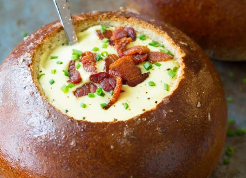REȚETE pentru prânz: Supă irlandeză cu brânză și bere, în bol de pâine