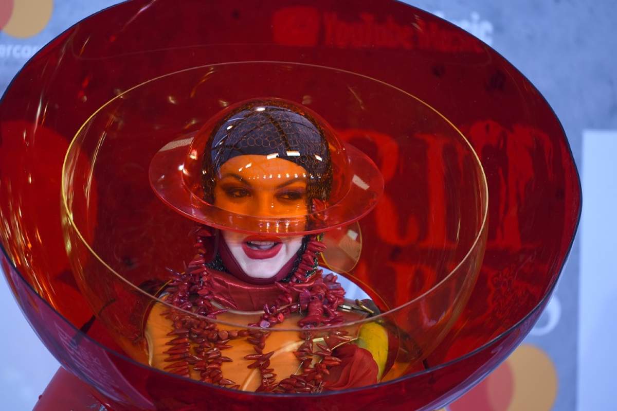 FOTO / Cea mai bizară apariție de la Brit Awards 2019. A venit îmbrăcat ca o antenă satelit