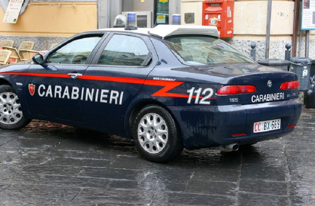 Peste 100 de români, evacuaţi de carabinieri! Locuiau în clădirea unei foste clinici din Florenţa