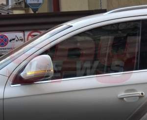VIDEO PAPARAZZI / Fiul “Procurorului” se crede stăpânul Bucureştiului! Corneluş Dinu a blocat circulaţia, pentru un moft al soţiei