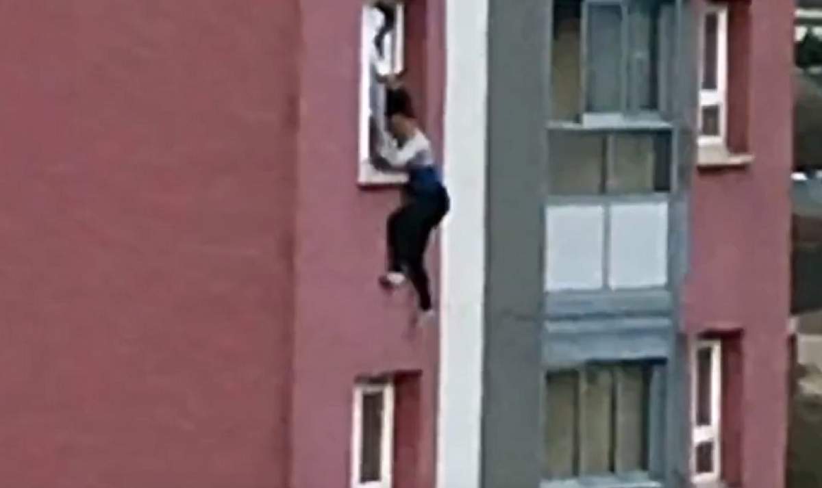 FOTO / Scene șocante! O femeie și-a pierdut viața, după ce a căzut de la etajul 11 al blocului în care locuia