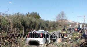 Un român din Italia a murit strivit, în propria mașină! Un copac s-a prăbușit din senin pe șosea